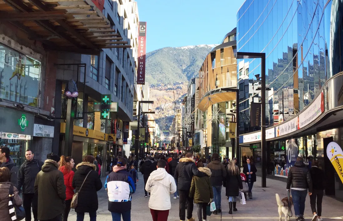 Turistes passejant per l’avinguda Meritxell durant el cap de setmana de la Puríssima.