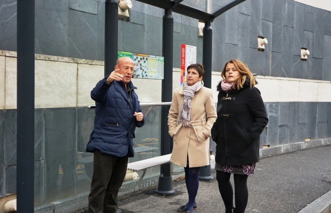 Casal, Rubio i Fernández a la parada d’autobús de la rotonda de Meritxell.
