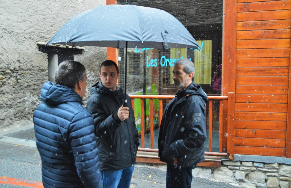 Els candidats d’Objectiu Comú ahir davant l’escola bressol.