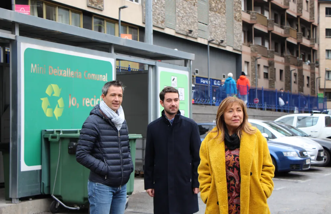 Conxita Marsol amb David Astrié i Adrià Espineta a la minideixalleria del Parc Central.