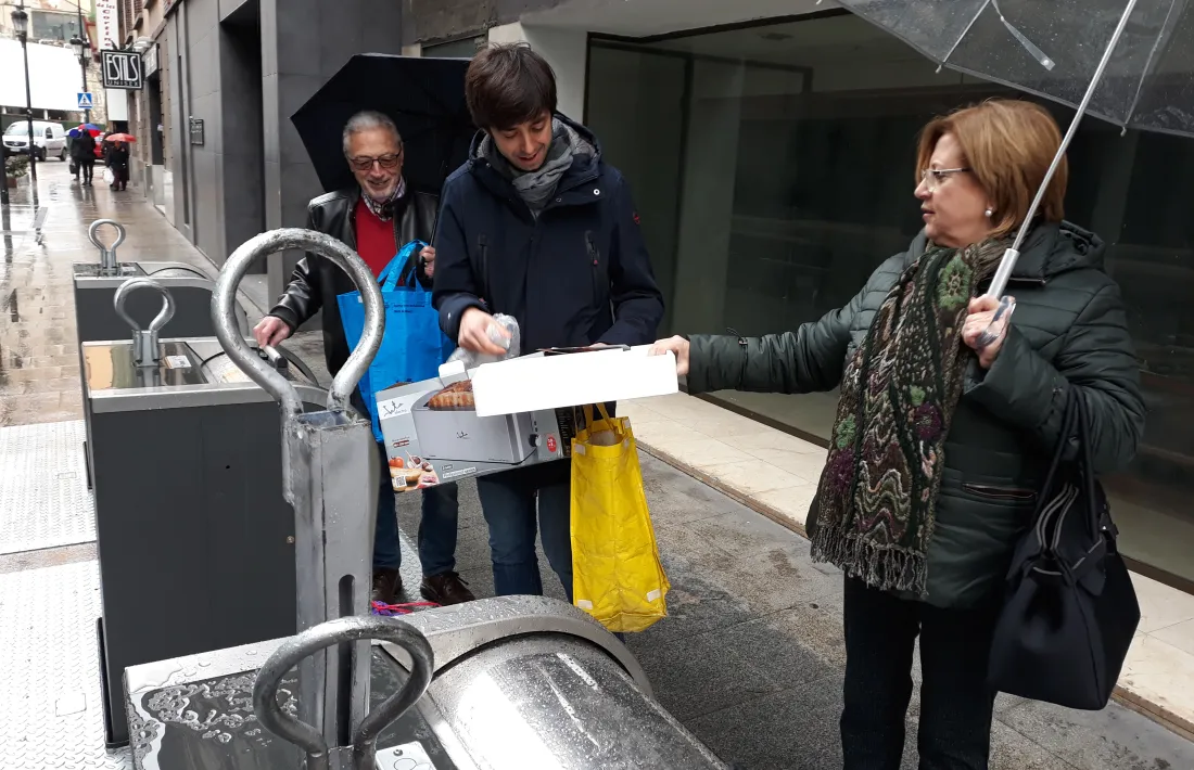  Dolors Carmona, Sergi González i Evarist Vilaginés, ahir, reciclant.