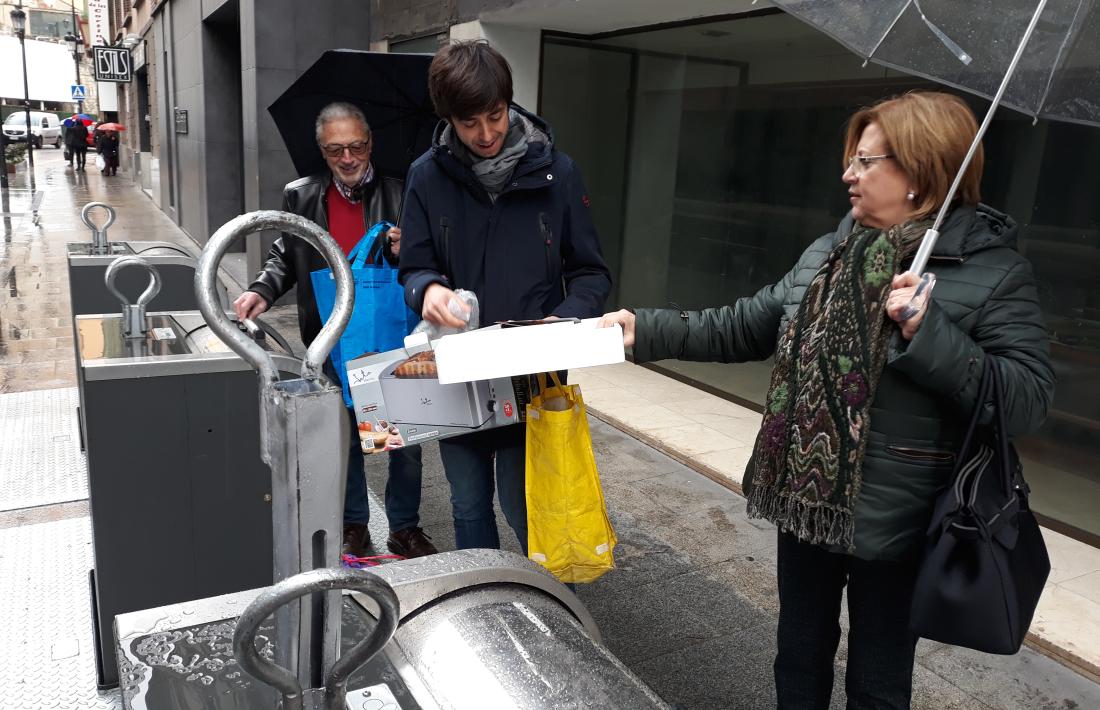  Dolors Carmona, Sergi González i Evarist Vilaginés, ahir, reciclant.