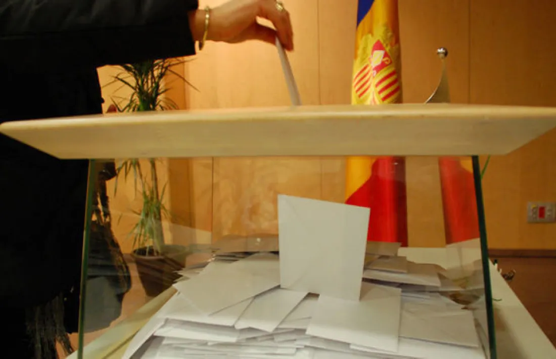 Un home vota durant les eleccions del 2015.