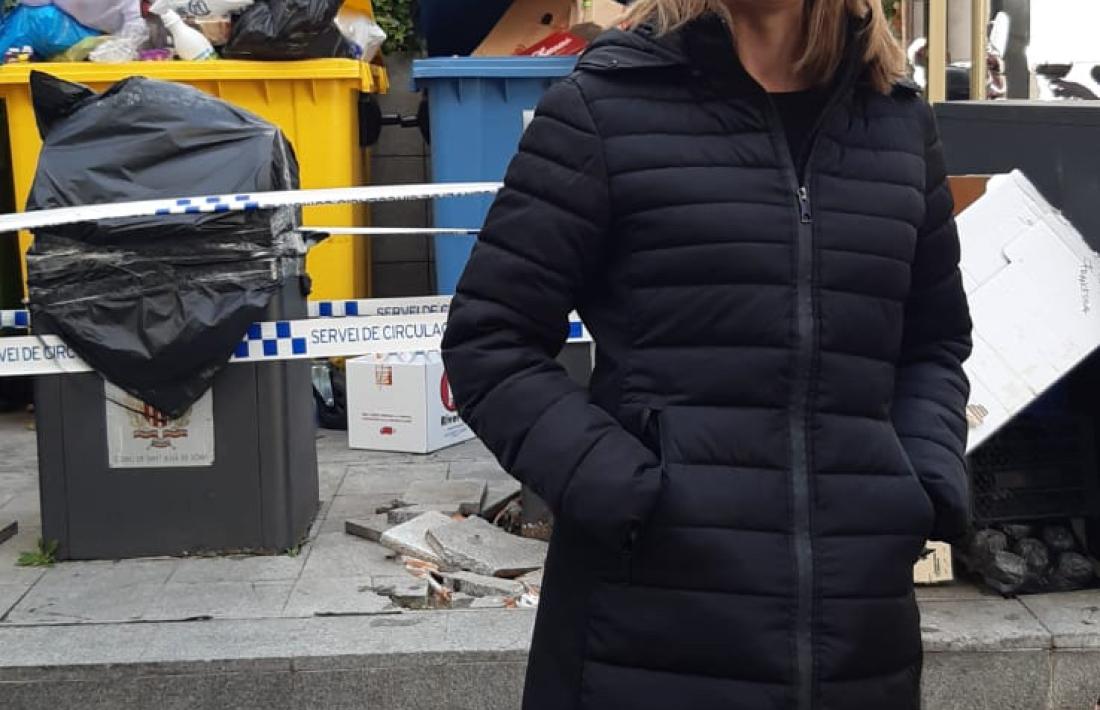 Maria Àngels Aché, davant dels contenidors de la zona del Centre esportiu.