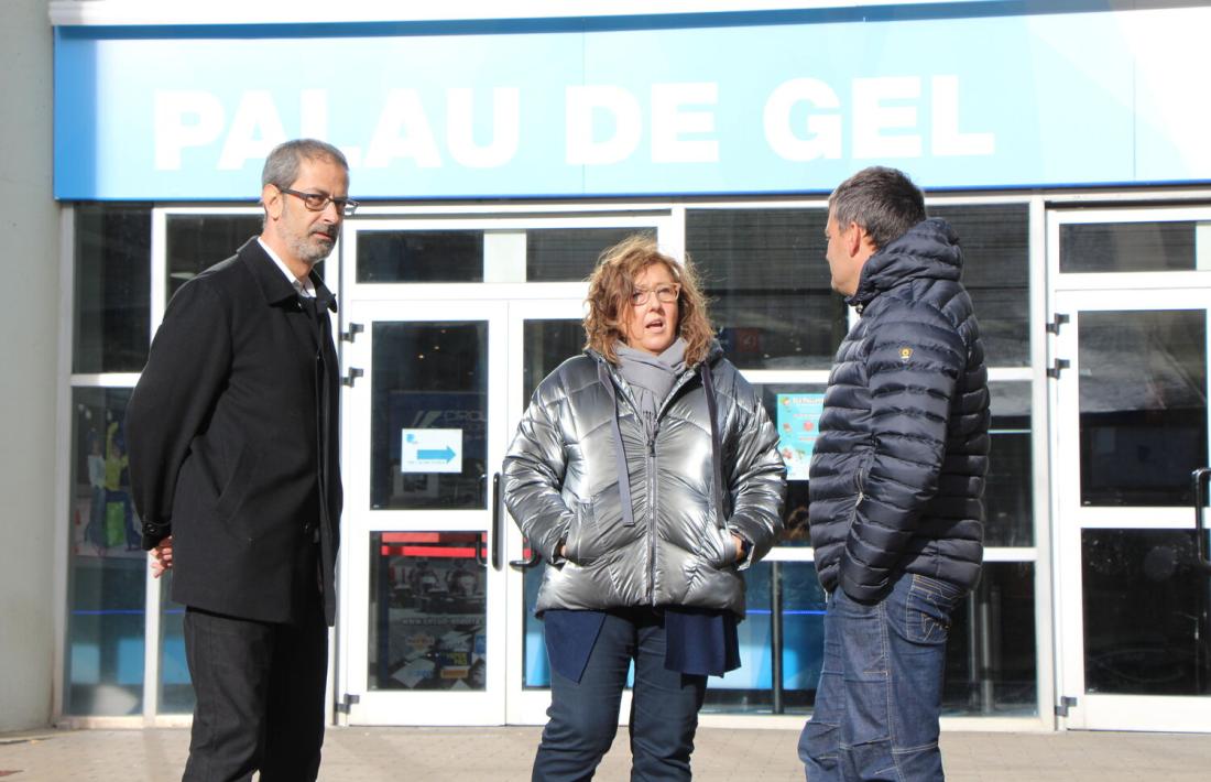 Els candidats d'Objectiu Comú davant el Palau de Gel.