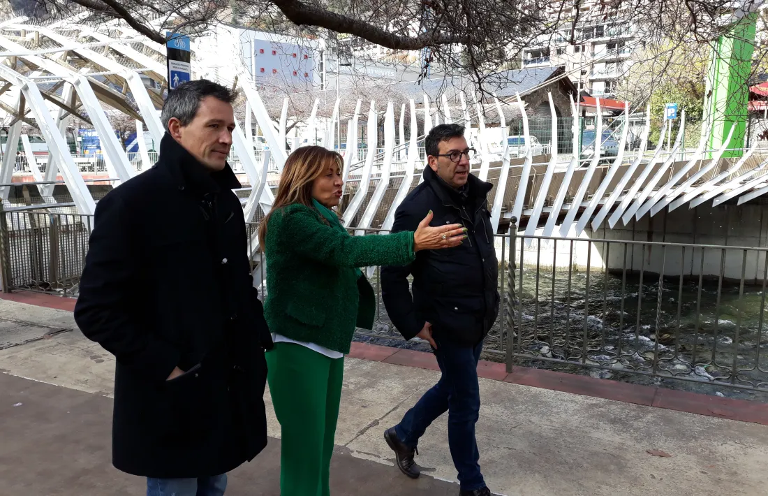 Els tres primers membres de la llista, caminant al passeig del riu.