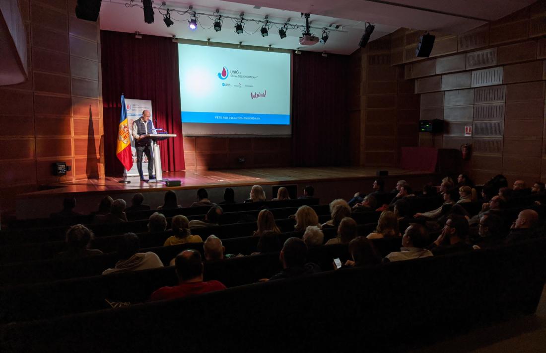 El candidat d’UxEE, Higini Martínez-Illescas, durant la seva intervenció en la reunió de poble d’ahir.