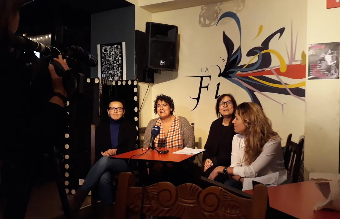Les integrants d’Acció Feminista que van actuar de portaveus en la roda de premsa d’ahir.