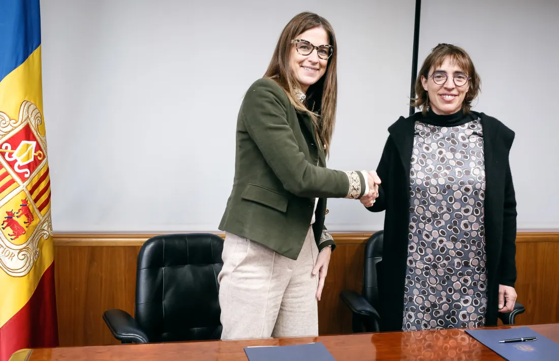 La ministra Riva i la presidenta de la Fundació Julià Reig, Dèborah Ribas, van firmar ahir el conveni per al Llibre Blanc de la Cultura.