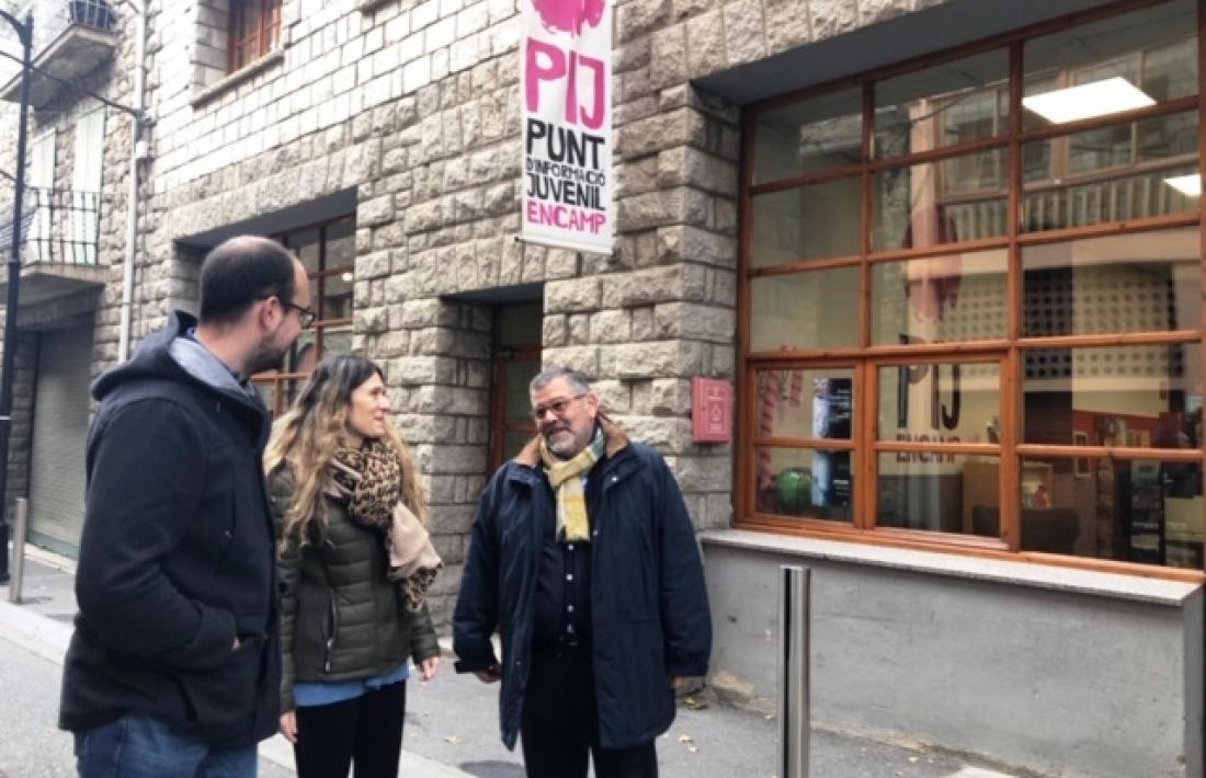 Rascagneres i Fernández davant del Punt d’Informació Juvenil, ahir al matí.