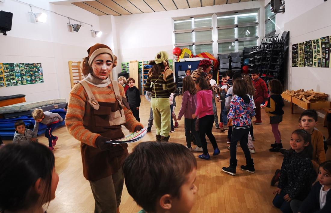 Un moment de la visita dels Minairons a un centre educatiu.