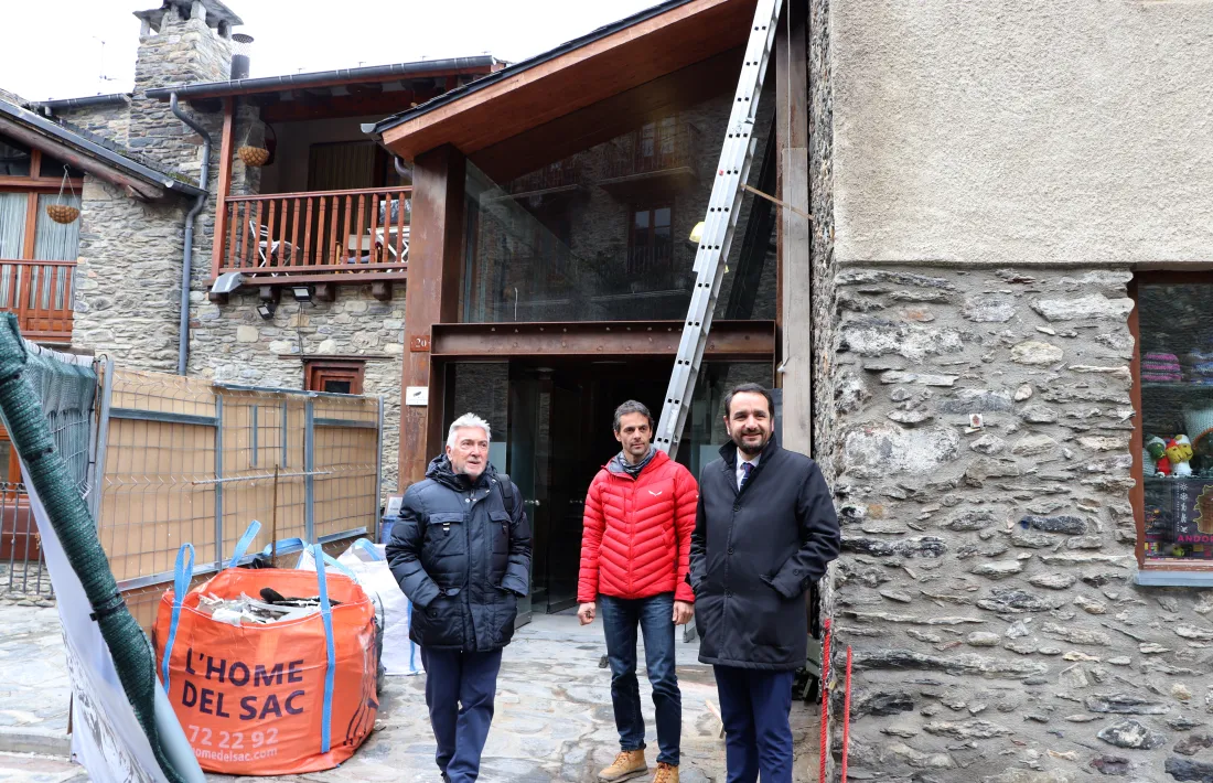 Els candidats d'En Comú davant la Casa de la Muntanya.