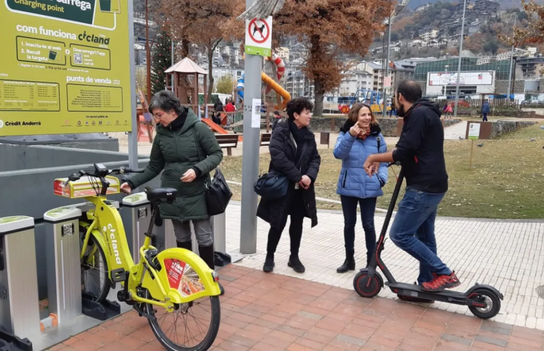 Els candidats del PS ahir a la zona esportiva del Prat del Roure.