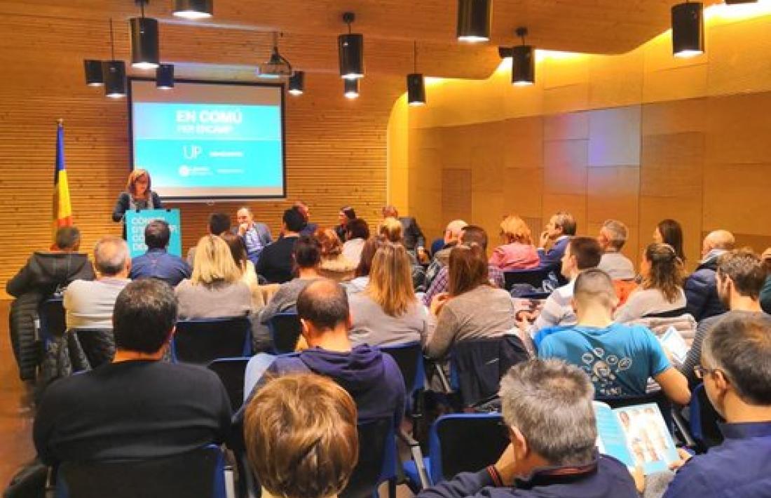 Un moment de la reunió de poble d’En Comú per Encamp, ahir a la nit a la sala de conferències del Pas de la Casa.
