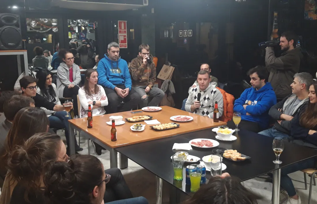 El cap de llista de Terceravia, al Bar del Centre en la reunió d’ahir amb els joves.