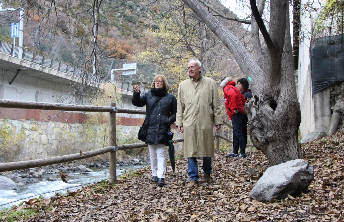 Maria Carme Sánchez i Joan Travesset van inspeccionar ahir el passeig del riu.