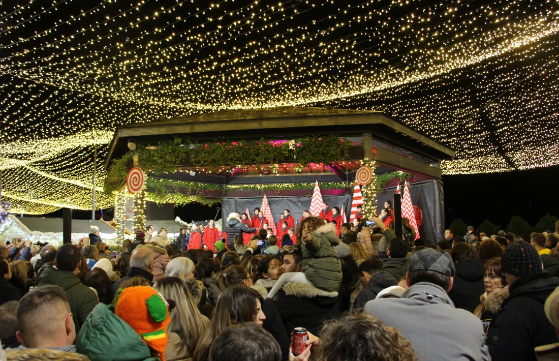 Llums de Nadal a la plaça del Poble el dia de la inauguració del Poblet.