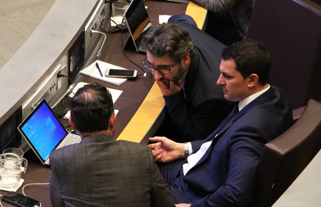 El ministre de Finances, Eric Jover, parla amb el cap de Govern, Xavier Espot, durant la sessió del Consell General d’ahir.