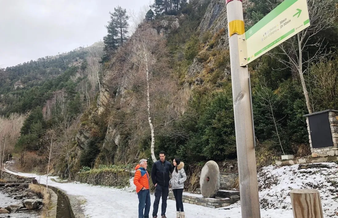 La candidata a cònsol menor d’En Comú per Ordino, Eva Choy, al camí ral de la Cortinada presentant Riberamunt.