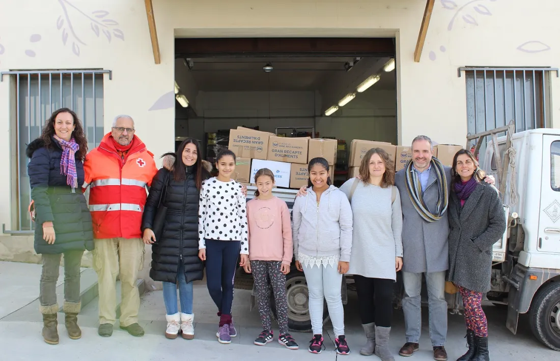 Les alumnes de sisè fent entrega dels aliments recaptats