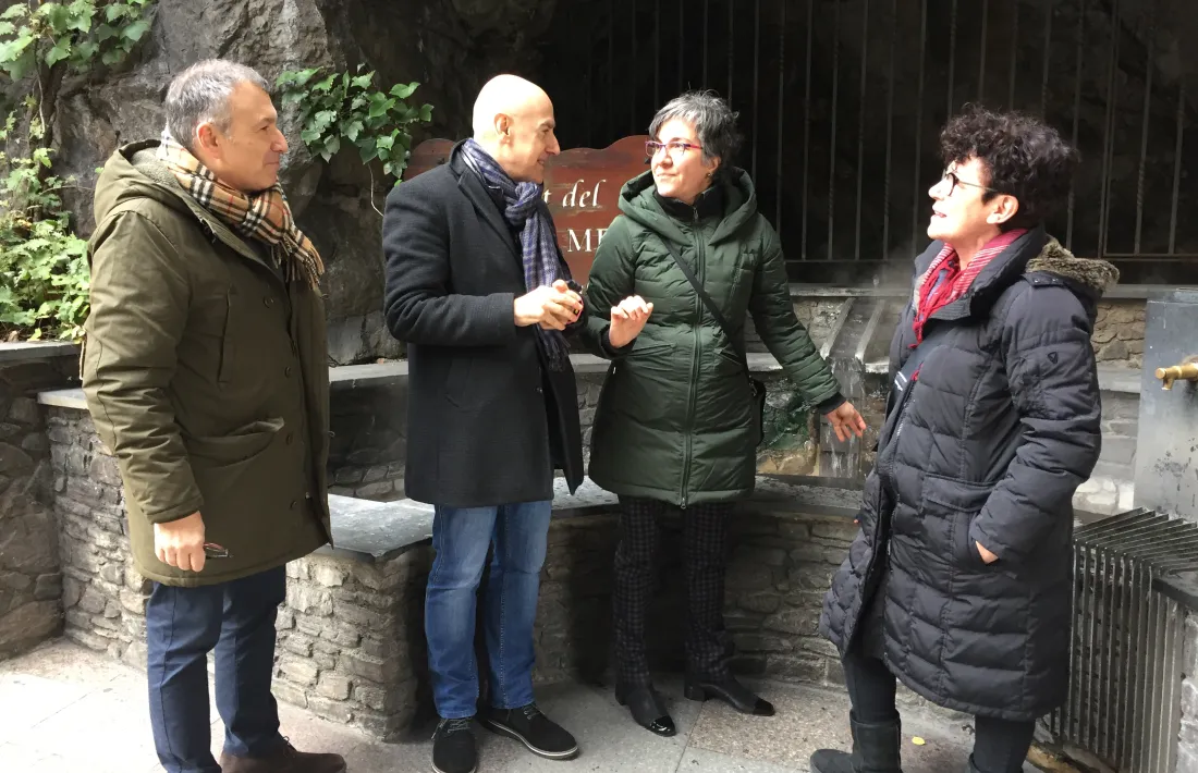 Membres de la candidatura del PS, ahir, a la font del Roc del Metge.
