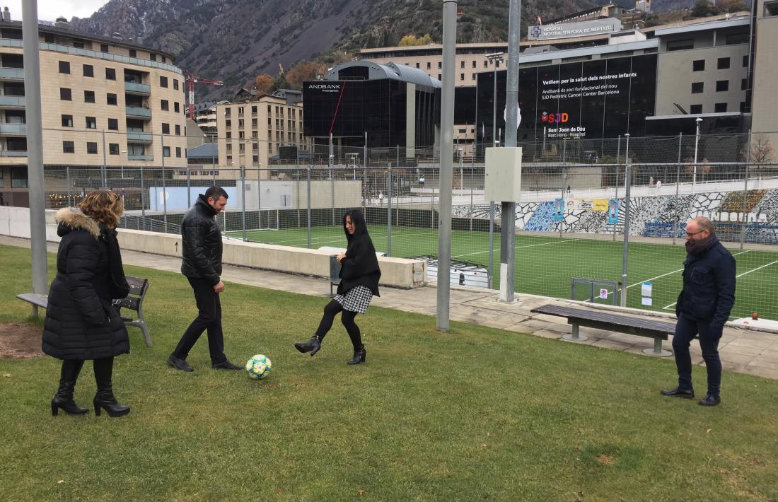 Els candidats d’UXEE jugant a futbol.