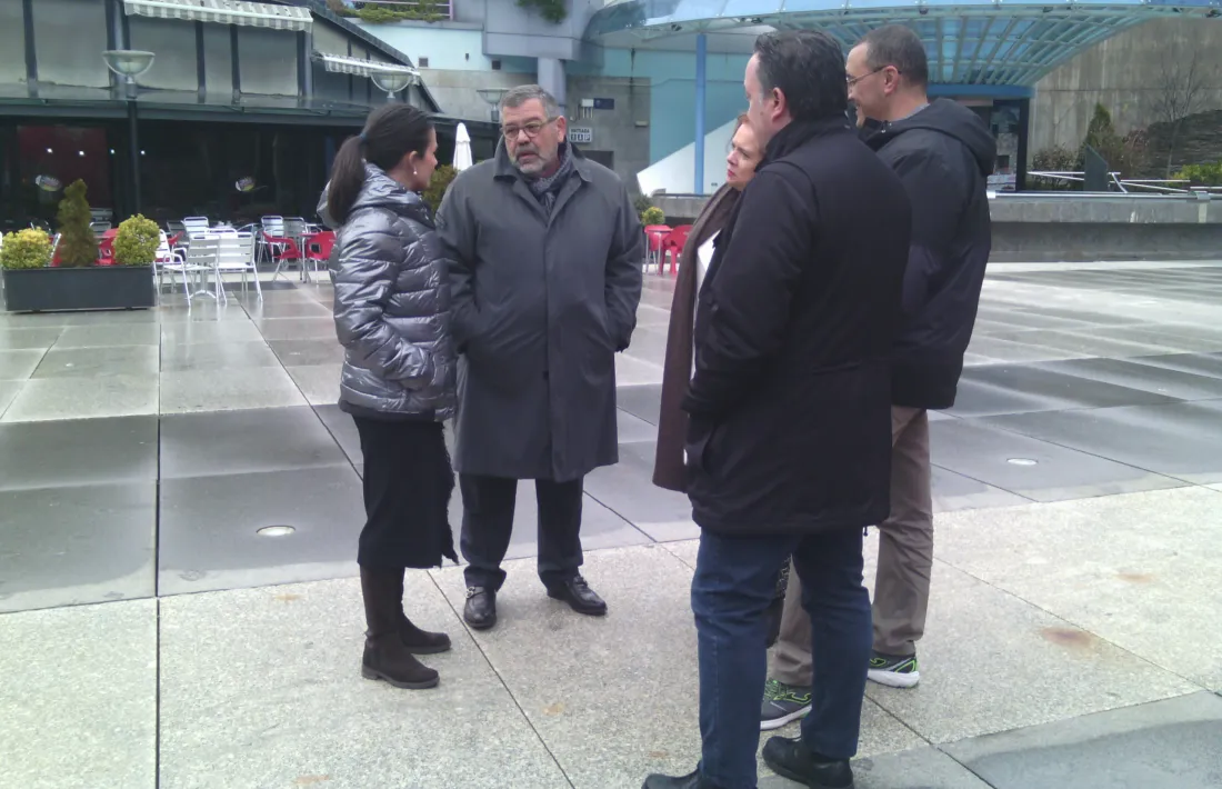 Rascagneres i altres membres de la candidatura a la plaça dels Arínsols, ahir.
