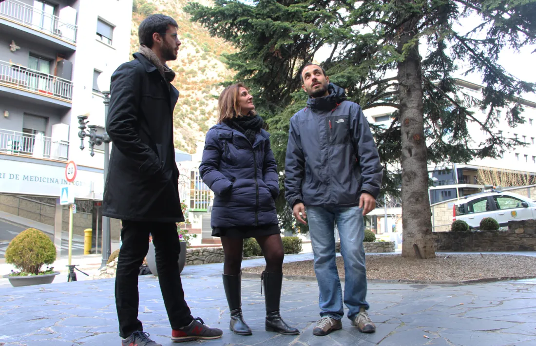 Cerni Xairat, Laura Mejías i Albert Gomà, davant del Comú antic de Sant Julià.