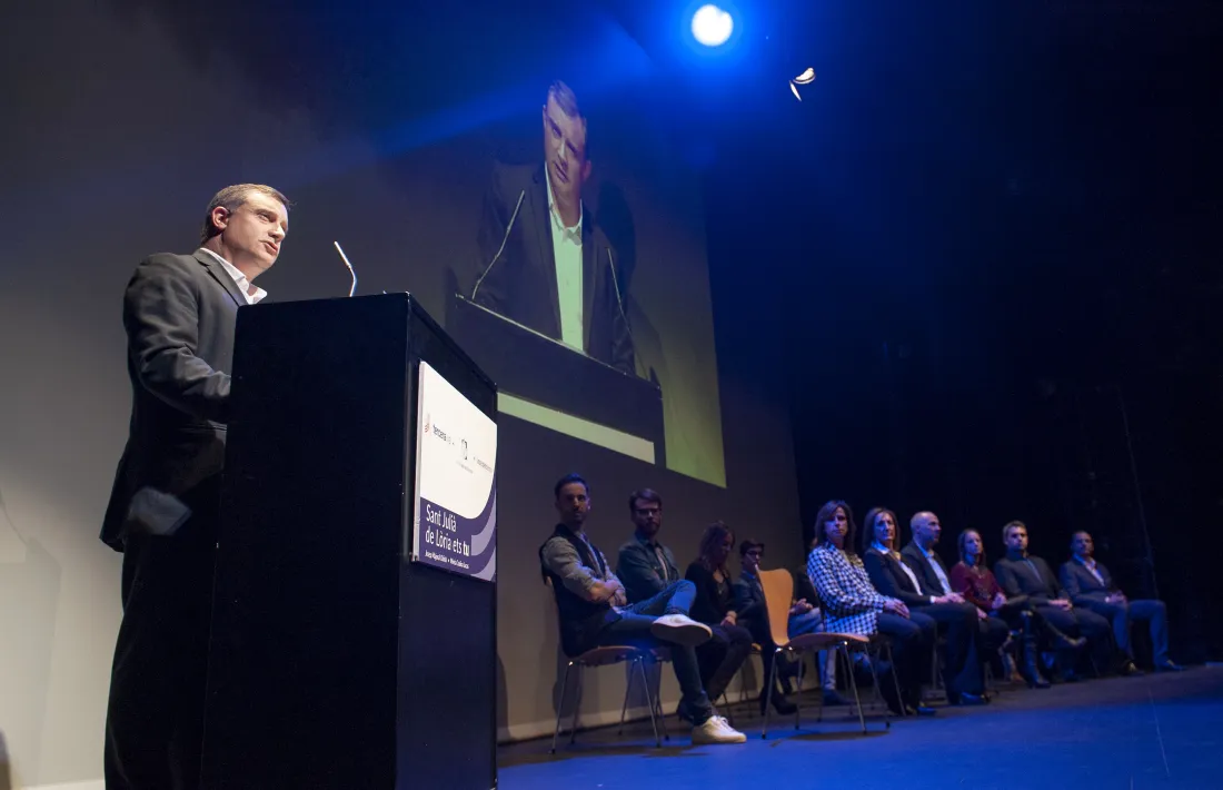 El cap de llista de Terceravia, Josep Majoral, al Claror, amb els membres de la candidatura a l’escenari en una cuidada escenografia.