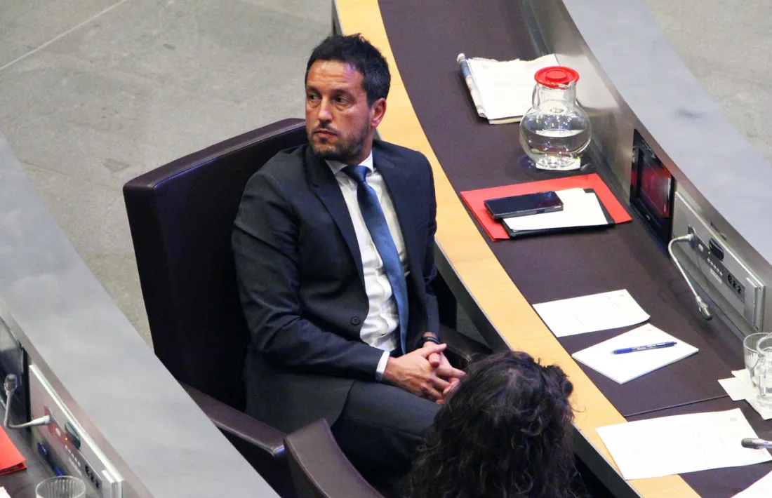 El president del grup parlamentari socialdemòcrata, Pere López, escolta la intervenció de Joan Carles Camp de Terceravia.