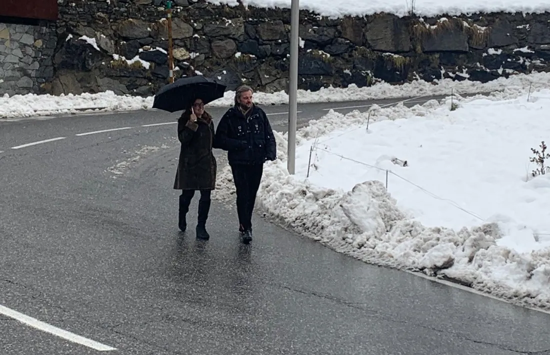 Els candidats Movem Ordino en la zona que denuncien que no hi ha vorera