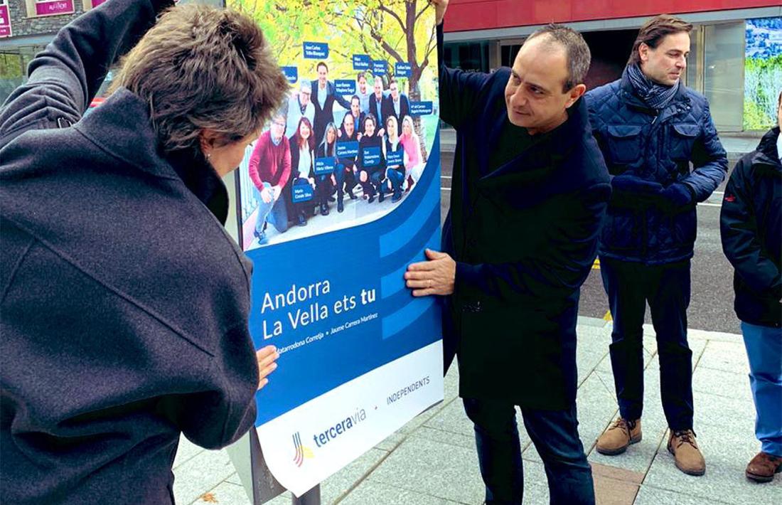 Els candidats de tercera via el dia de l'enganzada de cartells.