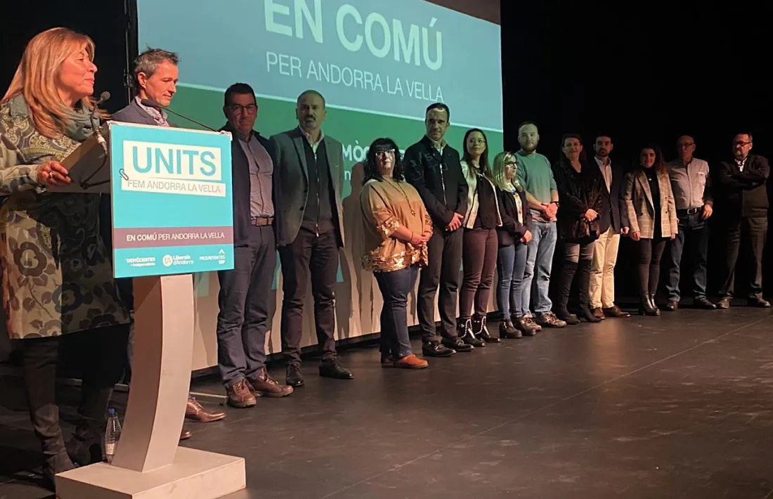 Marsol i el seu equip en la reunió de poble.
