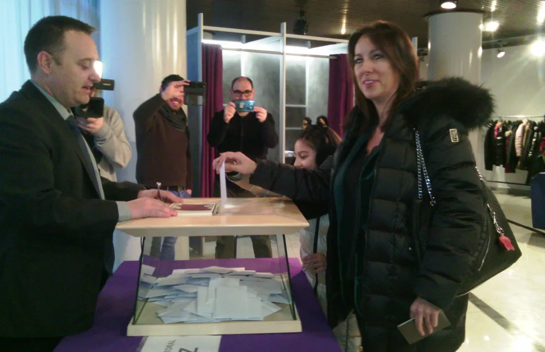 Esther Vidal d'AE, votant aquest matí.