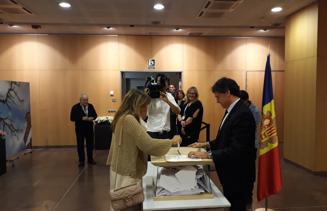 Conxita Marsol (En Comú per Andorra la Vella) votant davant del conseller liberal Víctor Pintos.