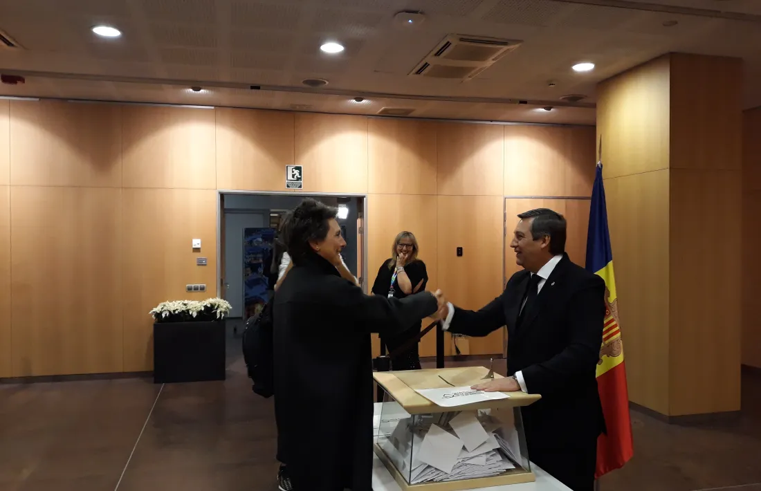 Emi Matarrodona (Terceravia+Independents), la primera a emetre el vot. 