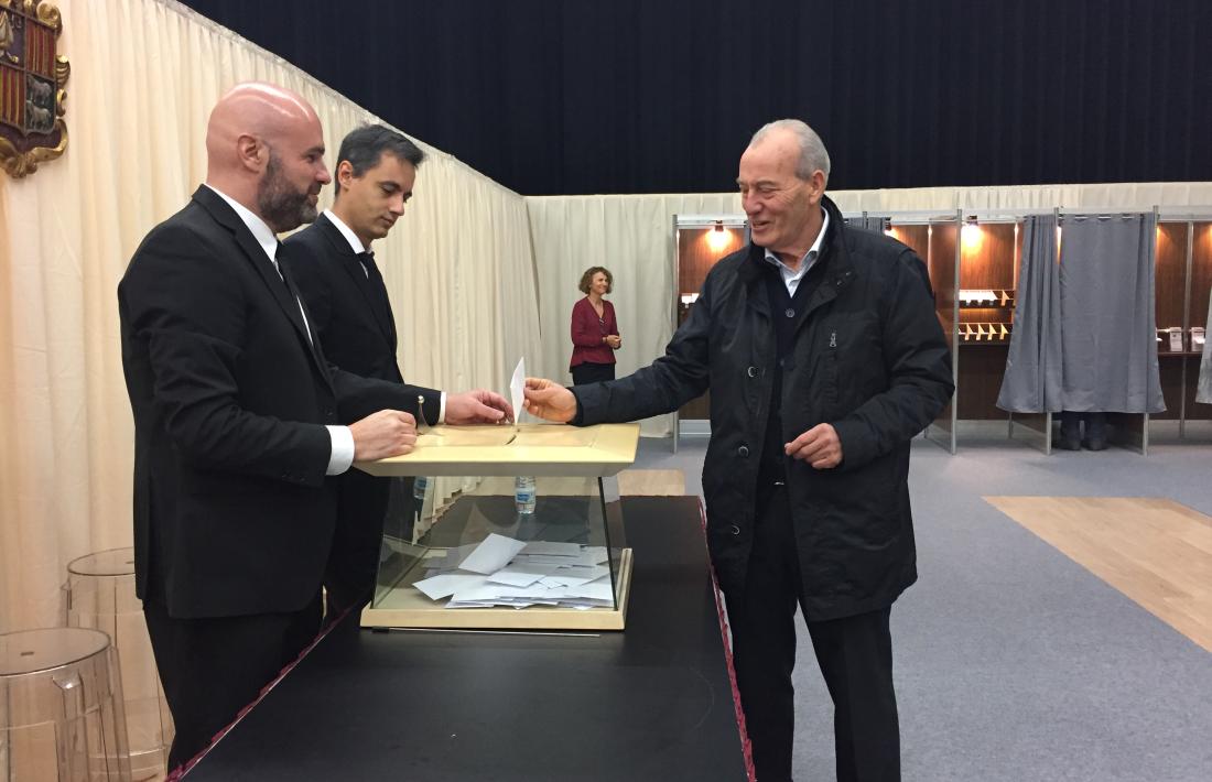 Miquel Aleix, candidat de Demòcrates, en el moment de votar.