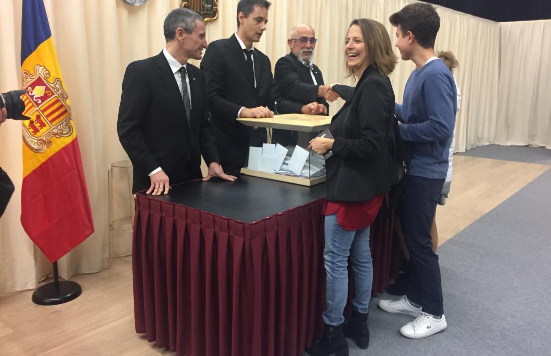 Rosa Gili acompanyada dels fills, votant ahir a Escaldes.