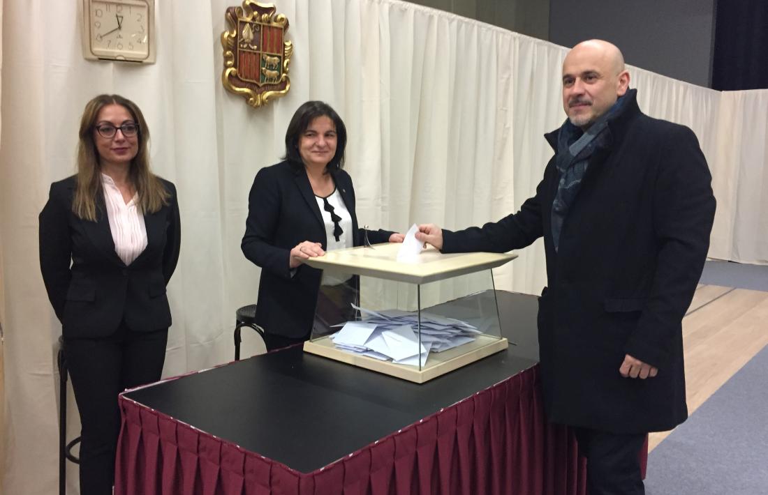 Higini Martínez-Illescas, d’UxEE, exercint el dret a vot.