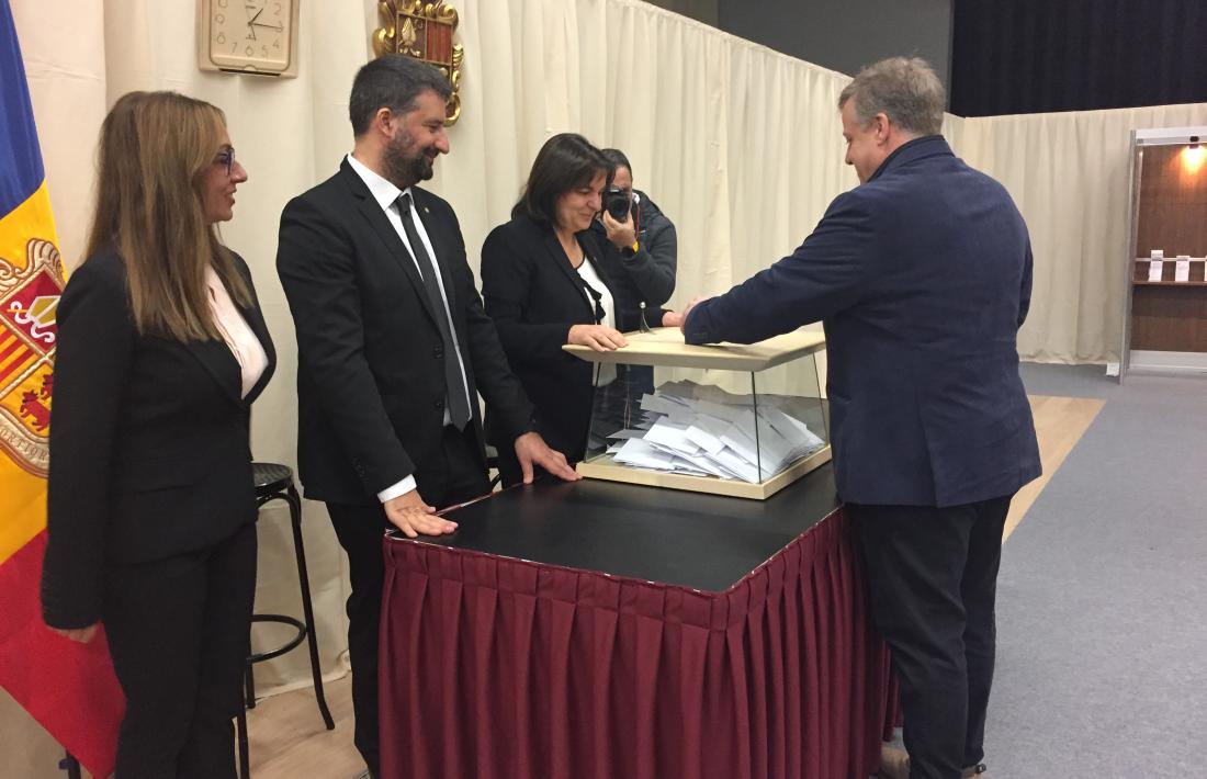 El cap de llista de Terceravia, Jordi Rubia, en el moment de votar al Prat del Roure.