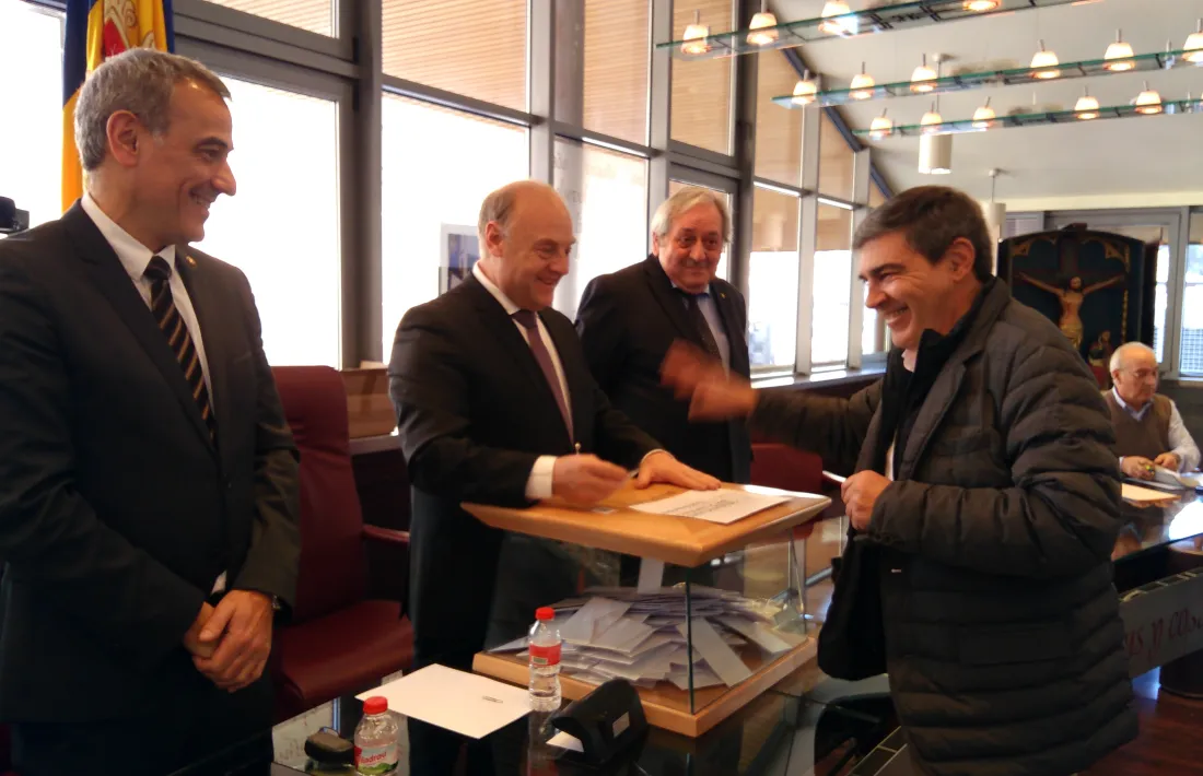 Albert Torres, d’Objectiu Comú, en el moment de votar.