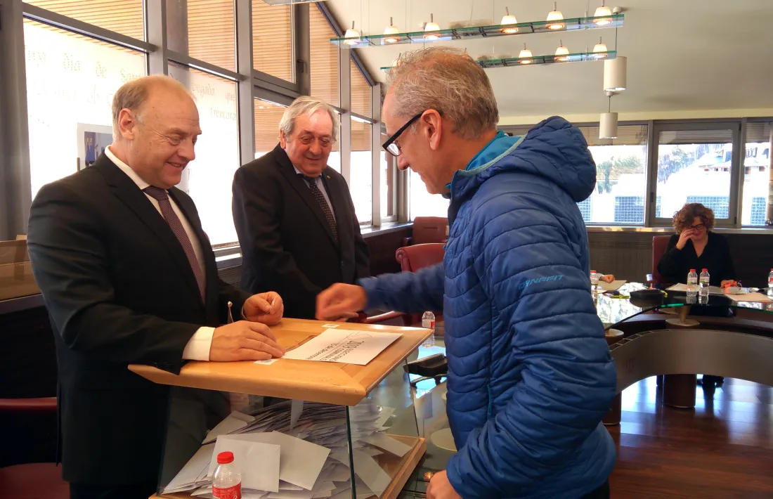 Francesc Camp, de Demòcrates + Independents, exercint el seu dret de vot.