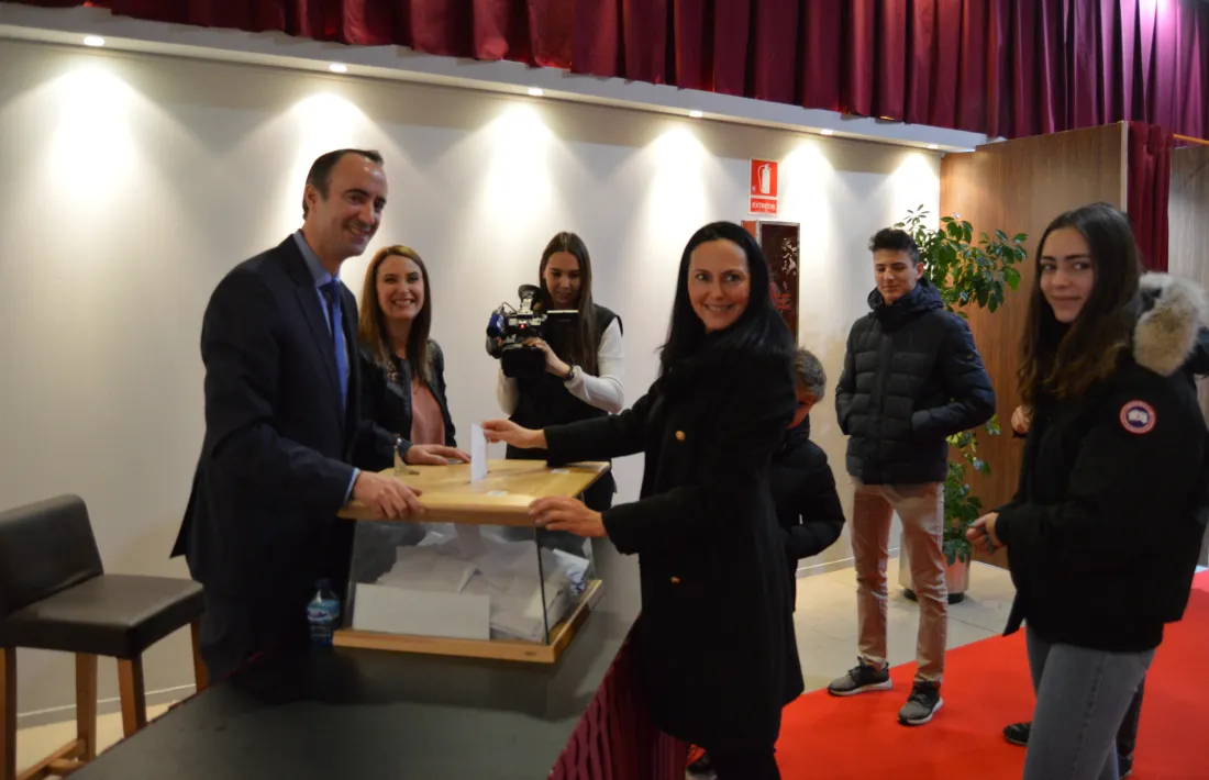 La candidata de CC+DA+L'A, Olga Moné, en el moment d'exercir el seu dret a vot. 