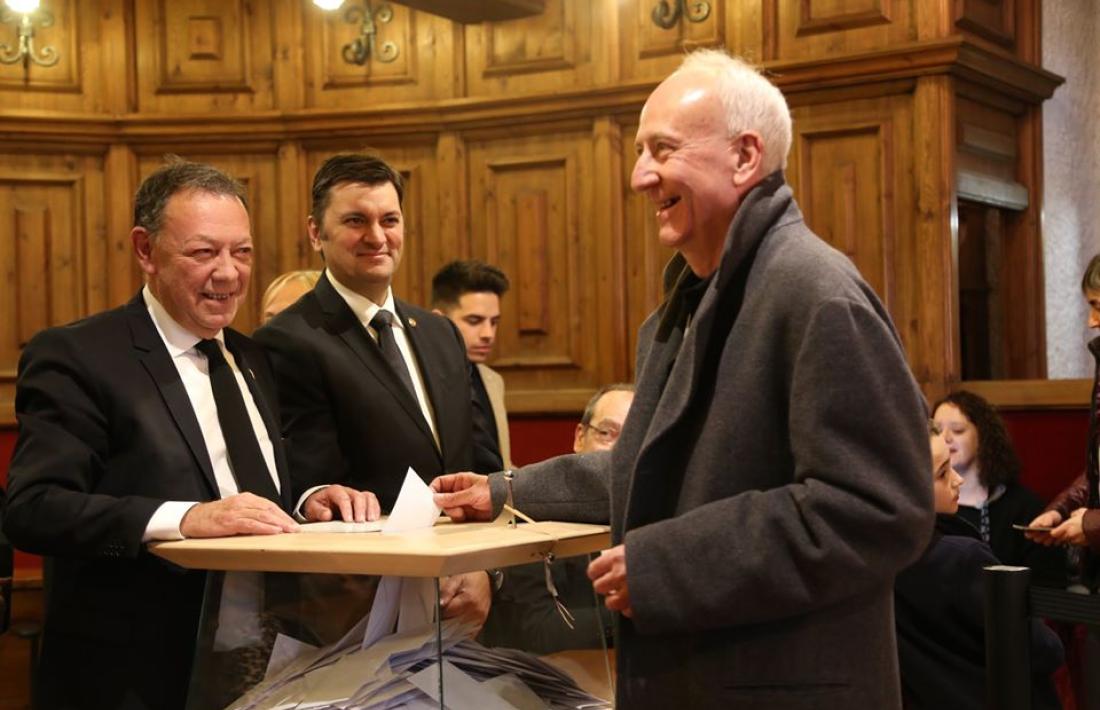 Joan Travesset, candidat d'Units pel Canvi, rebut pel cònsol sortint, Josep Vila.