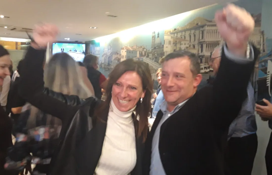 Mireia Codina i Josep Majoral, eufòrics, en concloure l’escrutini que els dona la majoria a Sant Julià: el quarter general de Terceravia el van plantar anit a la pizzeria Venècia.