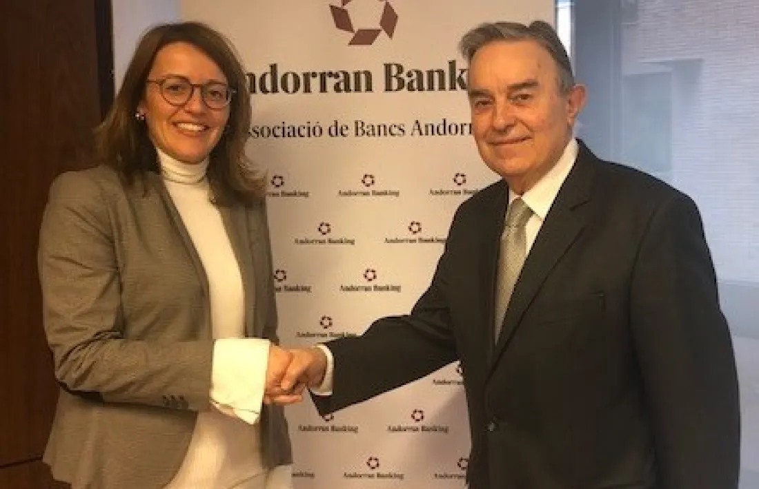 La directora de l’ABA, Esther Puigcercós, i el president de Càritas, Amadeu Rocamora.