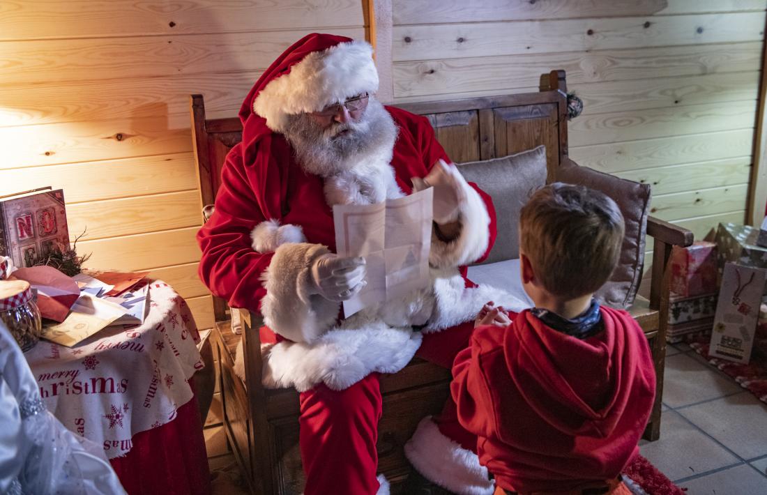 Un dels nens fent entrega de la seva carta al Pare Noel diumenge passat.