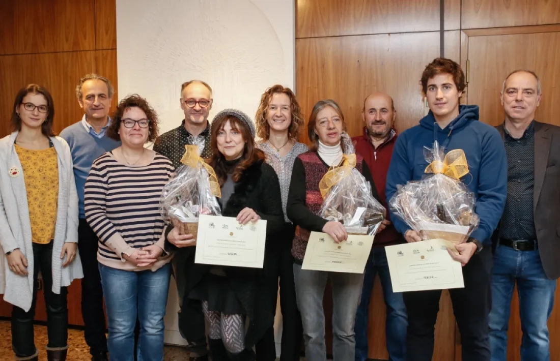 La ministra Calvó amb els premiats en el certamen.