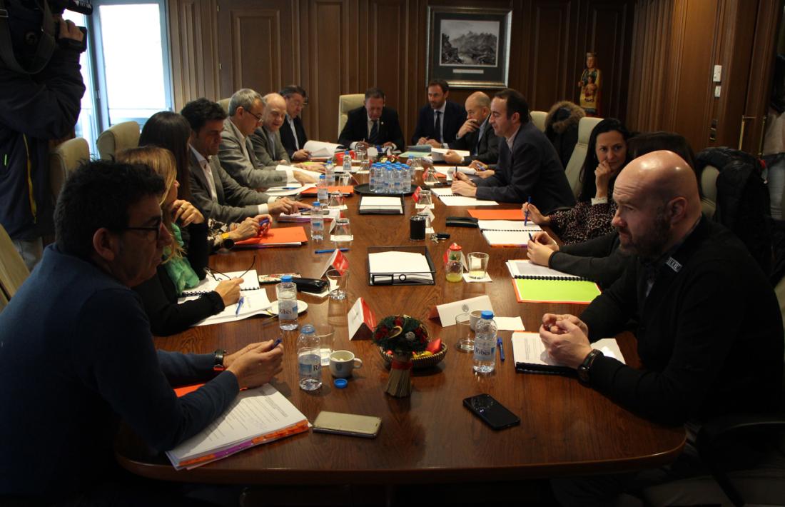  Els mandataris comunals, ahir, en la darrera reunió de cònsols del mandat.