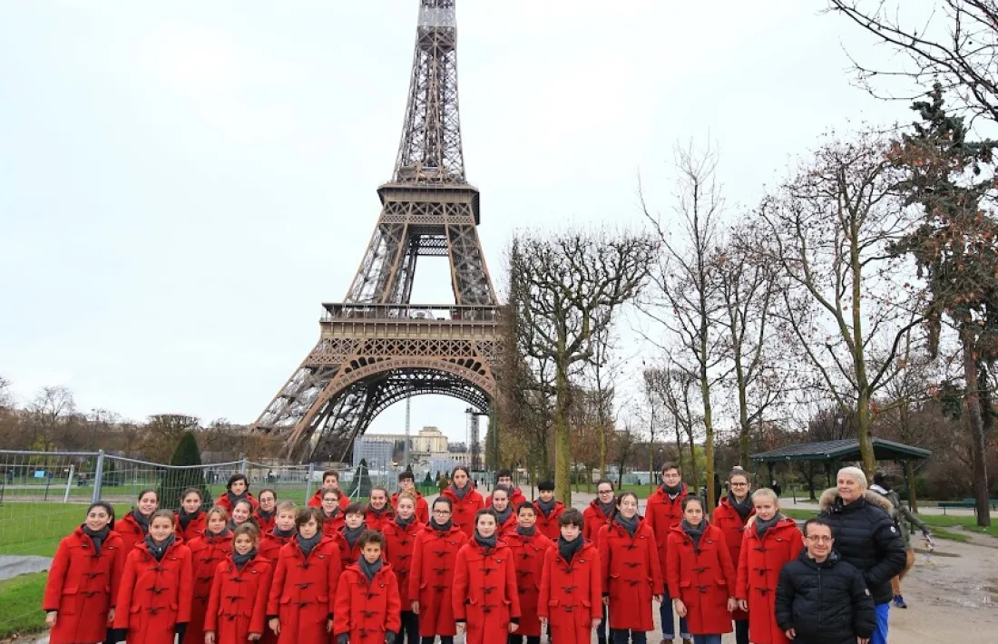 El cor que dirigiex Catherine Metayer (dreta), dilluns davant de la Torre Eiffel.
